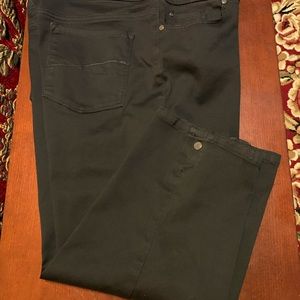 Gloria Vanderbilt pull on capris - black, size 16